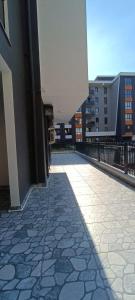 ブルサにあるLuna Apartmentsの背景建物の空廊