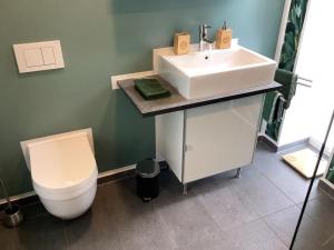 ein Badezimmer mit Waschbecken und Toilette in der Unterkunft viel Platz, 1-2 große Schlafzimmer, Küche mit Essplatz, Balkon, nahe Centro & Arena in Oberhausen