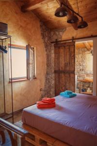 雅典娜盧卡納的住宿－Bella Vista，一间卧室配有一张带蓝色床单的床和一扇窗户。