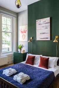 een slaapkamer met een bed met twee handdoeken erop bij Sunny Corner Apartment in Center of London (1) in Londen