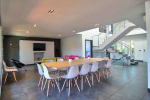 a dining room with a wooden table and chairs at Casa del Sol in Peñíscola