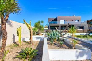 a house with a bunch of plants in front of it at Casa del Sol in Peñíscola
