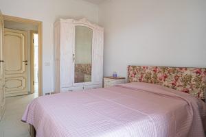 een slaapkamer met een bed, een dressoir en een spiegel bij Casa do Grifo - Incantevole appartamento con vista in Rovereto