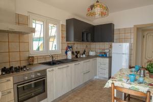 een keuken met een witte koelkast en een tafel bij Casa do Grifo - Incantevole appartamento con vista in Rovereto