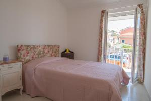 een slaapkamer met een bed en een raam met uitzicht bij Casa do Grifo - Incantevole appartamento con vista in Rovereto