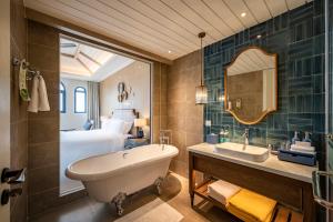 Ein Badezimmer in der Unterkunft Centara Mirage Resort Mui Ne