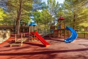 um parque infantil com escorregas e uma estrutura de jogos em Valentin Park Club em Paguera