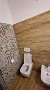 łazienka z toaletą i umywalką w obiekcie La Tana del Capriolo w mieście Prati di Tivo