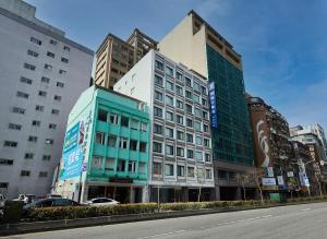 una calle en una ciudad con edificios altos en K Hotels Taipei Linsen en Taipéi