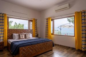 Katil atau katil-katil dalam bilik di Villa Woodside Meadows by VEO - 3 BR with Jacuzzi in Kasauli with Hill view