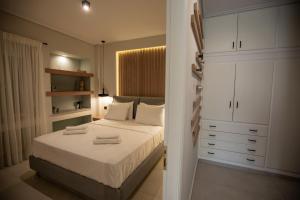 ein Schlafzimmer mit einem Bett mit zwei Handtüchern darauf in der Unterkunft Vallia Suites - Luxury Suite in Nafpaktos