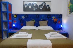 A bed or beds in a room at aKasa di Flock