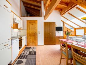 eine Küche mit Holzdecken und einem Tisch mit Stühlen in der Unterkunft Apartment Rosi - SOE302 by Interhome in Sölden