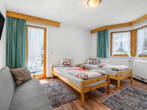 ein Wohnzimmer mit 2 Betten und einem Sofa in der Unterkunft Apartment Rosi - SOE300 by Interhome in Sölden