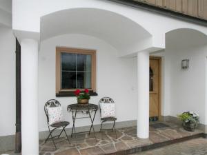 Patio lub wspólna przestrzeń na świeżym powietrzu w obiekcie Apartment Kohler by Interhome