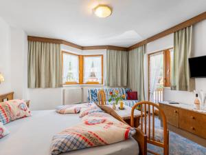 ein Schlafzimmer mit 2 Betten und einem Schreibtisch. in der Unterkunft Apartment Lore - SOE 301 by Interhome in Sölden