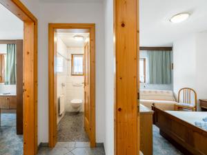 ein Bad mit einem Waschbecken und einem WC in einem Zimmer in der Unterkunft Apartment Lore - SOE 301 by Interhome in Sölden