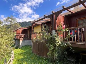 drewniany dom z płotem i kwiatami w obiekcie Apartment Kunzhof-2 by Interhome w mieście Winklern +23 zdjęcia
