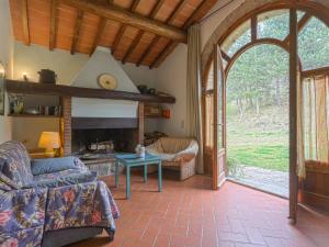 sala de estar con sofá y chimenea en Holiday Home Il Poderino by Interhome, en Chiocchio