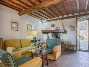 - un salon avec des canapés, une table et une cheminée dans l'établissement Holiday Home Cellole - Valluccia by Interhome, à Castellina in Chianti