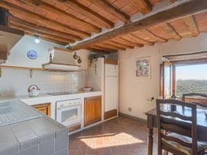 Il comprend une cuisine équipée d'une cuisinière et d'un comptoir. dans l'établissement Holiday Home Cellole - Valluccia by Interhome, à Castellina in Chianti