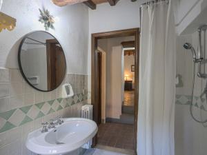 A bathroom at Holiday Home Cellole - Valluccia by Interhome