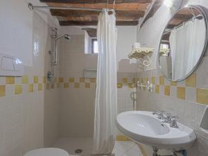 A bathroom at Holiday Home Cellole - Valluccia by Interhome