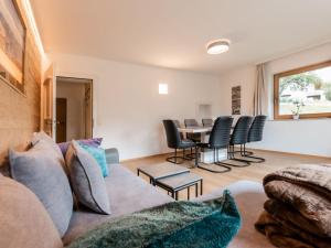 salon z kanapą i stołem w obiekcie Holiday Home Pfisterer by Interhome w mieście Taxenbach
