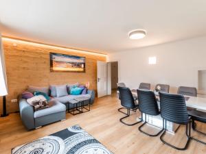 salon z kanapą i krzesłami w obiekcie Holiday Home Pfisterer by Interhome w mieście Taxenbach