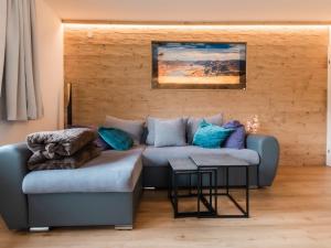 salon z kanapą i stołem w obiekcie Holiday Home Pfisterer by Interhome w mieście Taxenbach +37 zdjęć