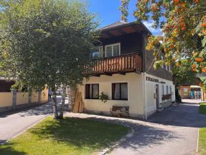 budynek z drzewem przed nim w obiekcie Apartment Dachsteingasse by Interhome w Schladming