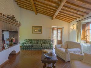 uma sala de estar com um sofá e uma lareira em Apartment Cellole - Cellole 2 - CTC151 by Interhome em Castellina in Chianti
