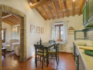 uma cozinha e sala de estar com mesa e cadeiras em Apartment Cellole - Cellole 2 - CTC151 by Interhome em Castellina in Chianti
