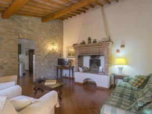 uma sala de estar com um sofá e uma lareira em Apartment Cellole - Cellole 2 - CTC151 by Interhome em Castellina in Chianti