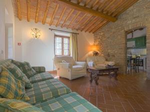 uma sala de estar com dois sofás e uma mesa em Apartment Cellole - Cellole 2 - CTC151 by Interhome em Castellina in Chianti