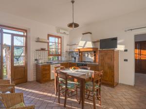 cocina con mesa y sillas en una habitación en Holiday Home Cignanbianco - Tramonto by Interhome en Castellina in Chianti