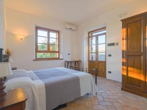 カステッリーナ・イン・キアンティにあるHoliday Home Cignanbianco - Tramonto by Interhomeのベッドルーム1室(ベッド1台、窓2つ付)