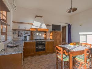 cocina con mesa y encimera en Holiday Home Cignanbianco - Tramonto by Interhome en Castellina in Chianti
