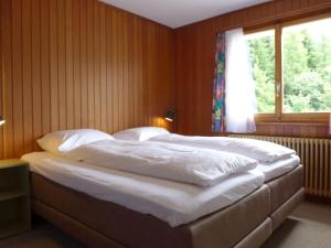 uma cama grande num quarto com uma janela em Apartment La Toura by Interhome em Verbier