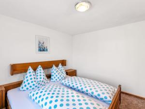 ツェル・アム・ゼーにあるApartment Ratgebgut by Interhomeのベッドルーム1室(ベッド2台、青と白の枕付)
