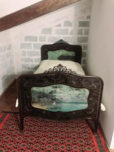 Tempat tidur dalam kamar di Art House Koshki