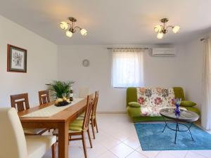 - un salon avec une table et un canapé vert dans l'établissement Holiday Home Carla - LBN429 by Interhome, à Labin