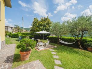 VetrianoにあるHoliday Home Bataba by Interhomeのハンモック、椅子、木々のある庭園