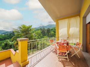VetrianoにあるHoliday Home Bataba by Interhomeの山々の景色を望むバルコニー(テーブル、椅子付)