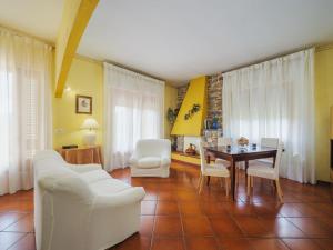 VetrianoにあるHoliday Home Bataba by Interhomeのリビングルーム(白い家具、テーブル付)