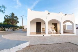 Casa blanca con arcos y patio en Villetta Goccia D'oro, en Torre Suda