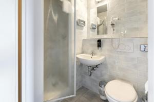 un baño con inodoro y lavabo en a&o Frankfurt Ostend, en Frankfurt