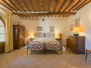 ein Schlafzimmer mit einem Bett und einer Holzdecke in der Unterkunft Apartment Cellole - La Stalla by Interhome in Castellina in Chianti