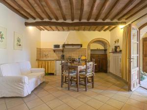 ein Wohnzimmer mit einem Sofa und einem Tisch in der Unterkunft Apartment Cellole - La Stalla by Interhome in Castellina in Chianti
