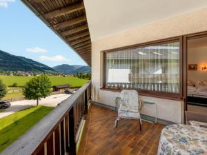 balkon z krzesłem i widokiem na góry w obiekcie Apartment Dachstein-3 by Interhome w mieście Flachau
